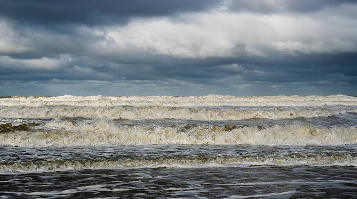 overslaande golf in de Noordzee Belgïe 