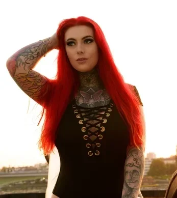 Bonnie Stylez Tattoo Model mit langen roten Haaren im Outdoor Look – heißes Tattoo Girl für Live Chat