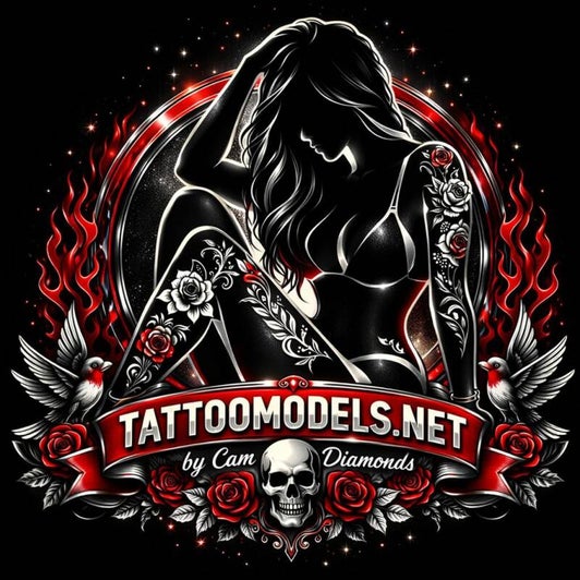 Tattoomodels.net Logo mit tätowiertem Model in schwarzem, rotem und chrom-goldenem Premium-Look