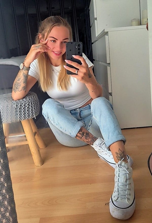 Tattoo-Model Jessielie mit Rosen-Tattoos am Unterarm und Knöchel