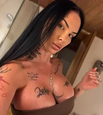 Maja Bach Tattoo Model mit langen schwarzen Haaren und Tattoos im sexy Style – jetzt kennenlernen und chatten