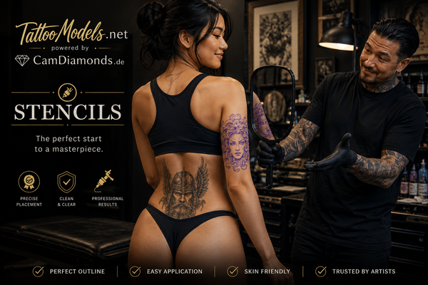 Schwarzhaariges Tattoo Model mit Wikinger Tattoo am unteren Rücken und Medusa Stencil am hinteren Oberarm