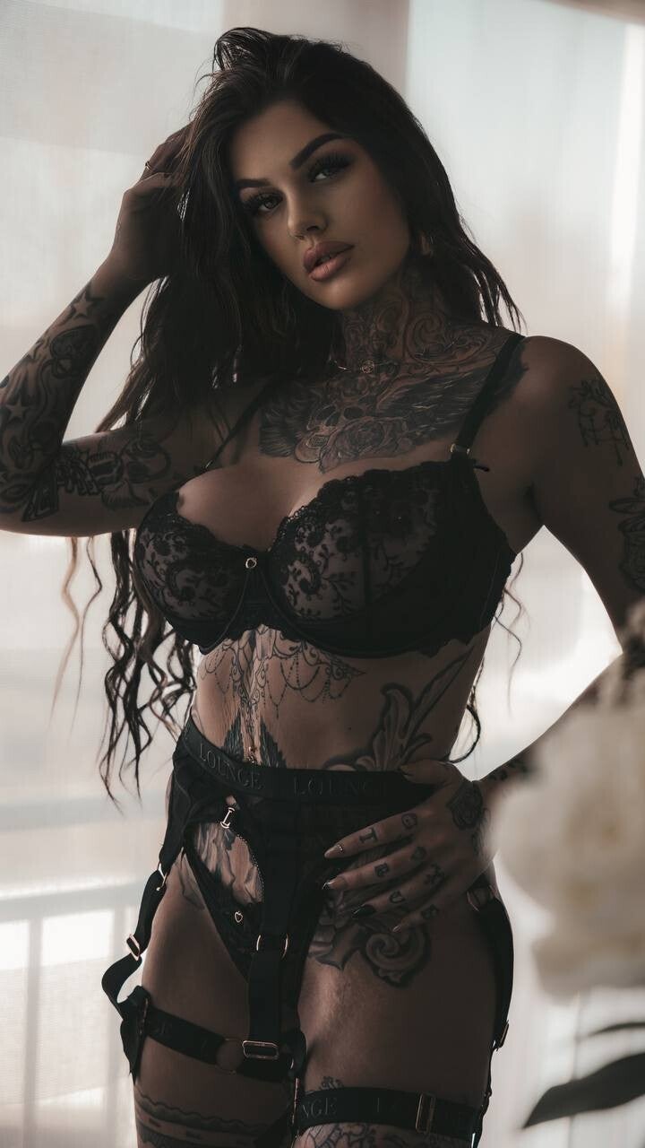Tattoo Model Phina Official aus Saarbrücken im Saarland – Camgirl und Creator mit einzigartigem Look und Tattoos