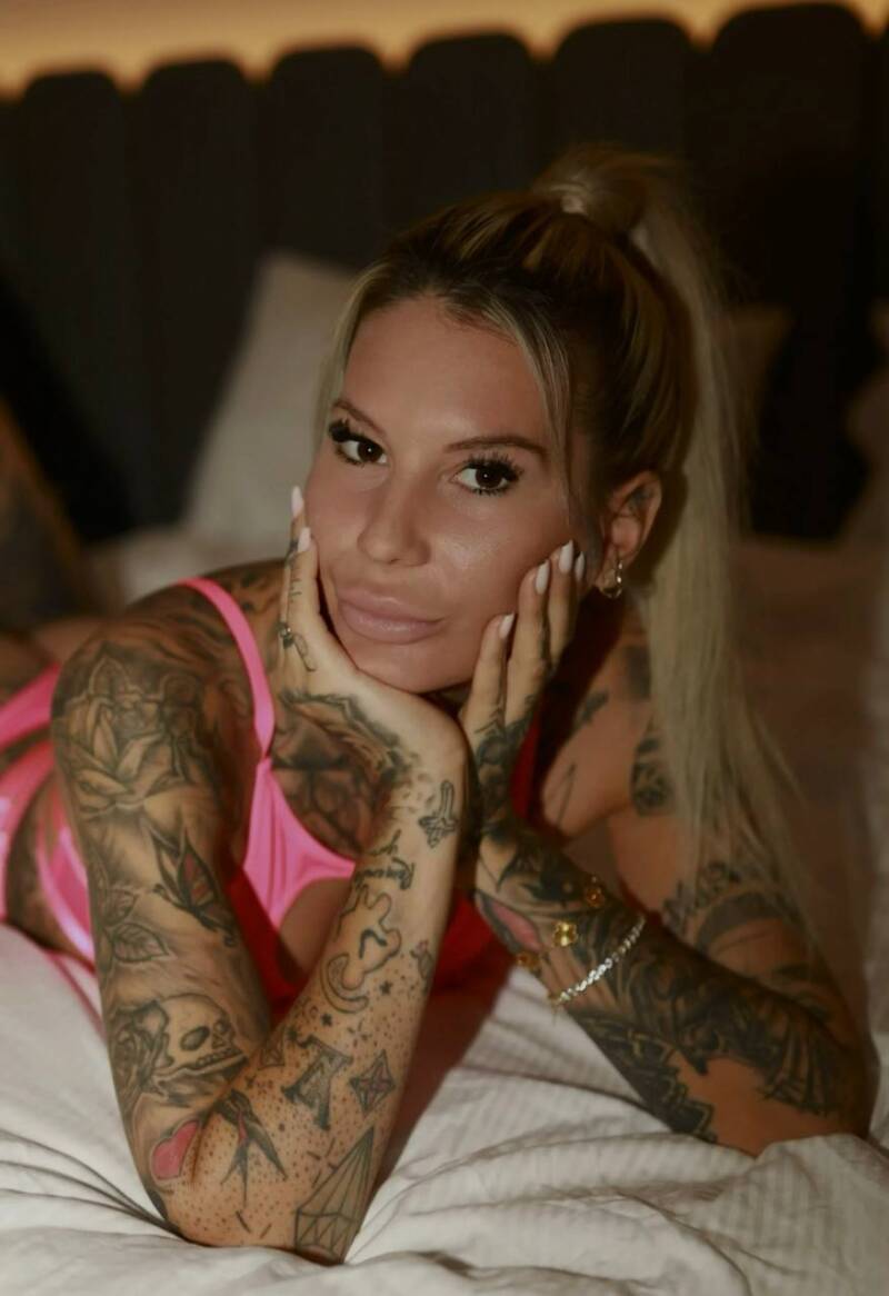 Siera aus Hessen – Tattoo Model und Creatorin in stilvoller Portraitaufnahme mit natürlichen Tattoos