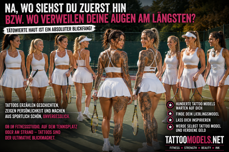 Neun Tennisspielerinnen auf einem Tennisplatz, darunter zwei stark tätowierte Frauen. Tattoos dienen als auffälliger visueller Blickfang.