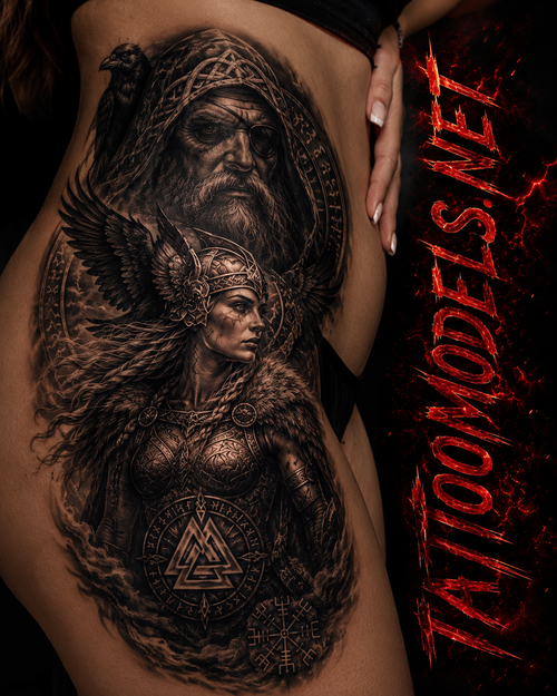 Großes Walküre- und Odin-Tattoo auf der Hüfte einer Frau mit Raben, Runen und nordischer Mythologie.