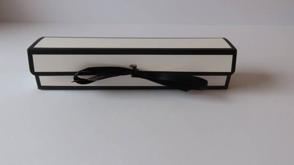 Mini Geschenkbox schwarz weiß mit Süßigkeiten gefüllt