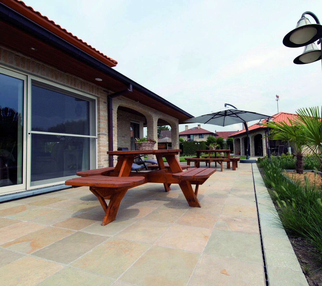 Dallage Indian Yellow en pierre calcaire naturelle sur une terrasse