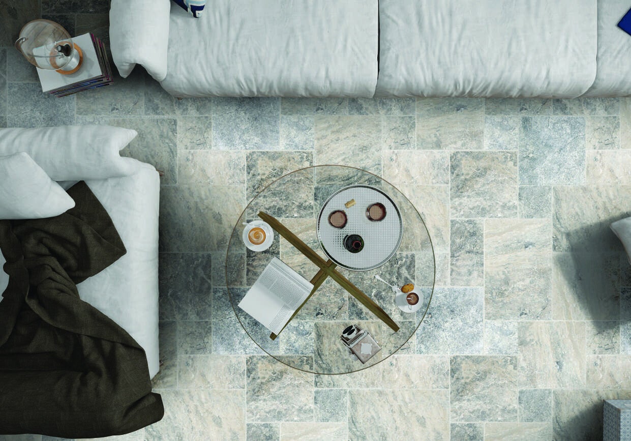 Dallage Silver en travertin naturel, finition vieillie, dans un salon