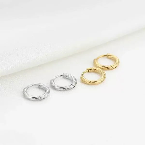 Twisted mini oorbellen - goud