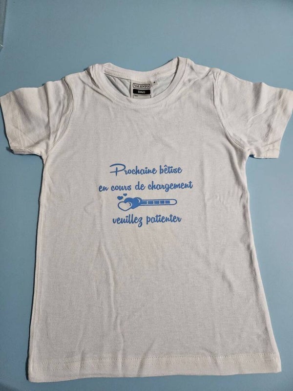 Enfants, tee-shirt, body bébé et tableau à colorier