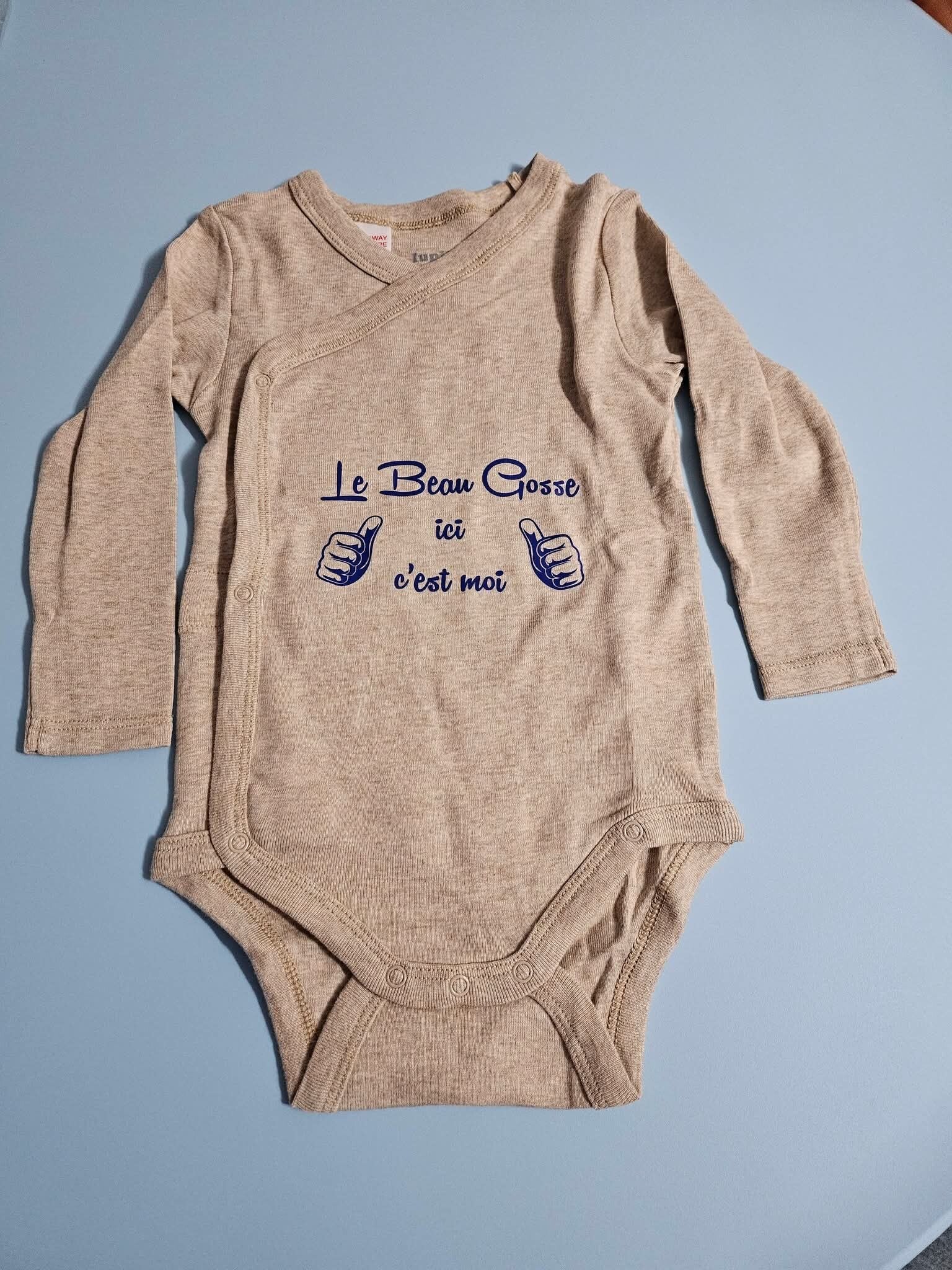 Enfants, tee-shirt, body bébé et tableau à colorier