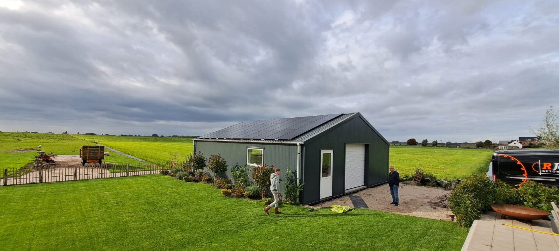 30 zonnepanelen op een schuur in Rijnsaterwoude