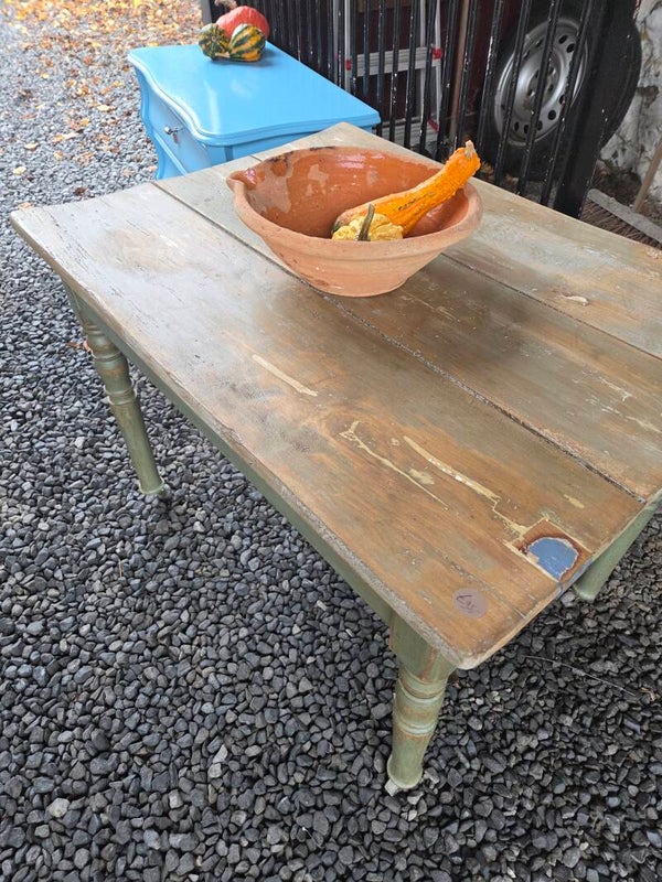 Frans tafeltje met wieltjes