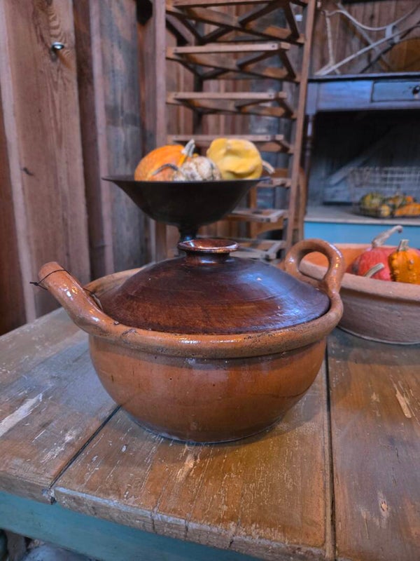 Antieke pot met deksel