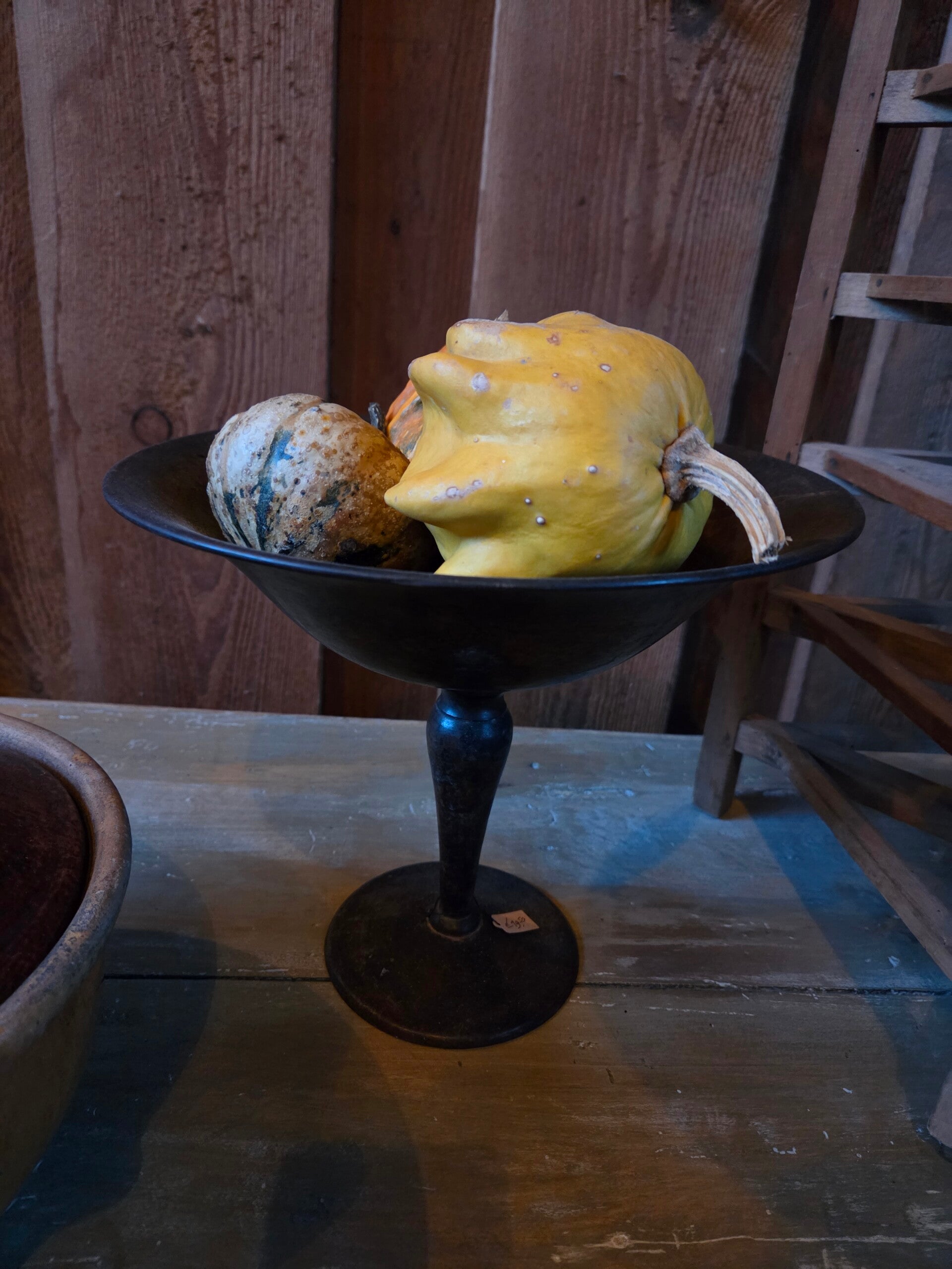 Metalen schaal op voet