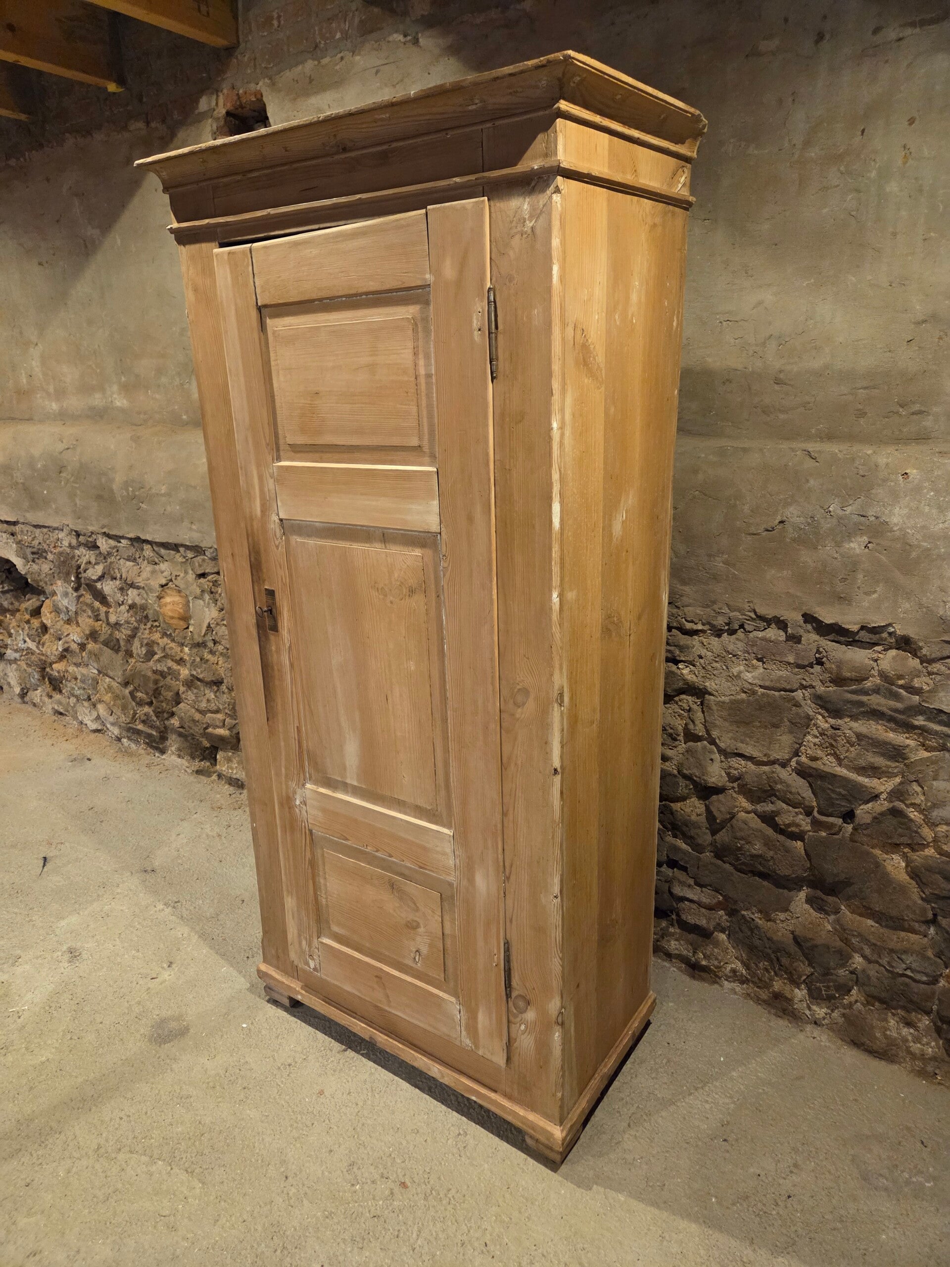 Oudgrenen eendeurskast