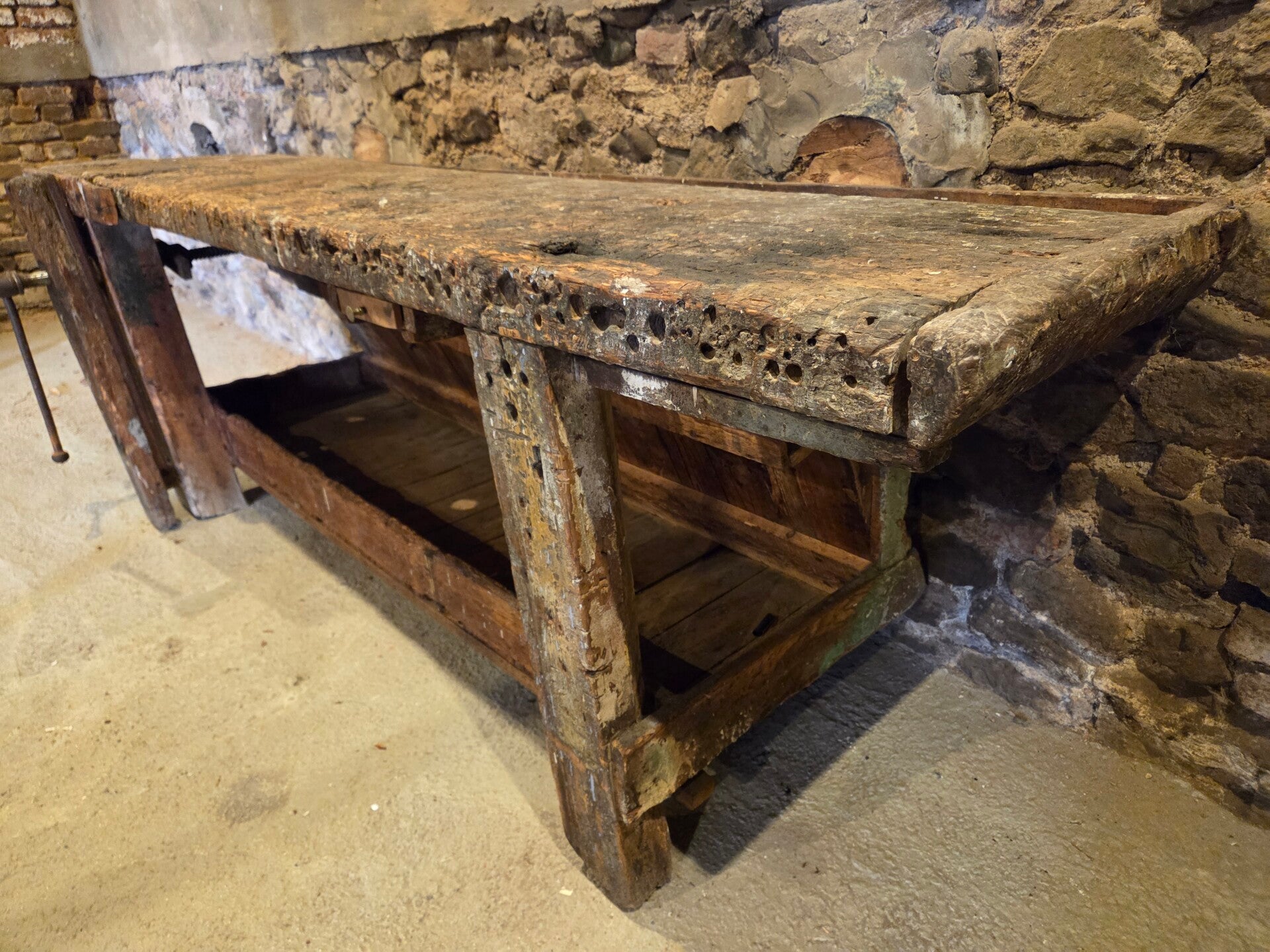 Oude houten timmermanswerkbank