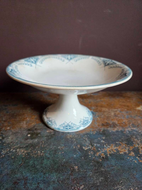 Schaal op voet, decor Mimosas