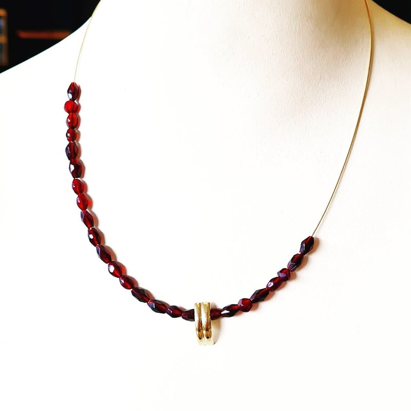 moderne granaatketting met hanger van trouwring