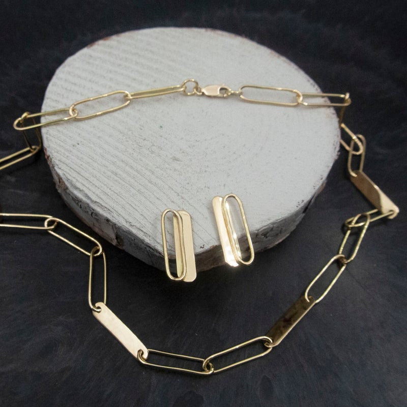 gerecycled gouden ketting en oorbellen paperclip