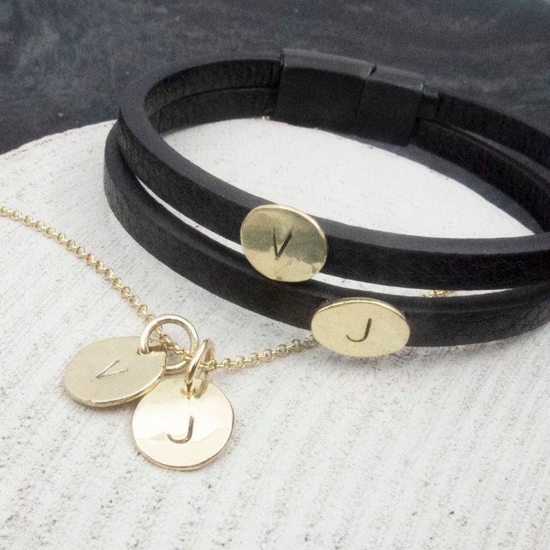 armband leer met gouden plaatjes en slag letters
