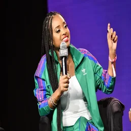 woman-speaking-standard-db8sbu.webp