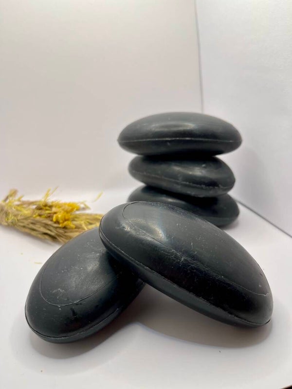 Savons galets charbon