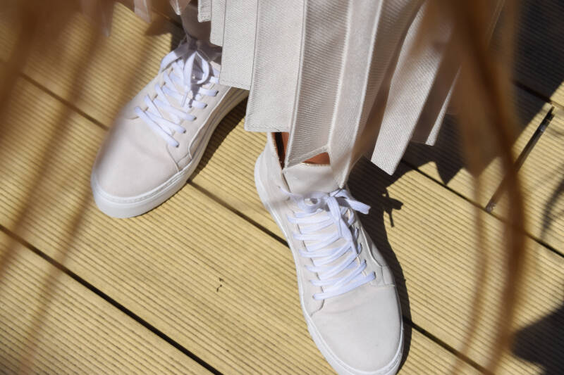MadOreshoes - sneaker  roos met MadOre sneakers in off white met gouden voering Nederlands designed , tijdloos  door goede kwaliteit en perfecte pasvorm. Met losse inlegzool en iets dikkere zool