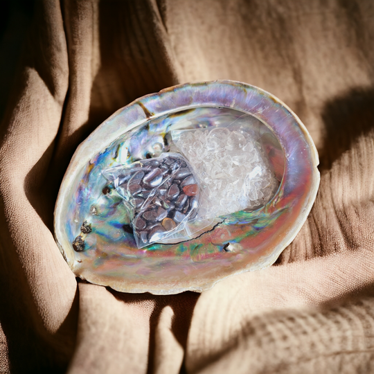 Abalone schelp XL met Hematiet en Bergkristal chips.