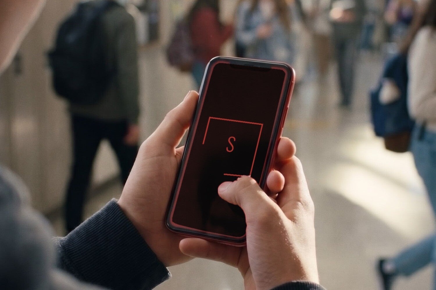 Jongere met smartphone in een schoolgang - Street-Talk gastlessen online veiligheid