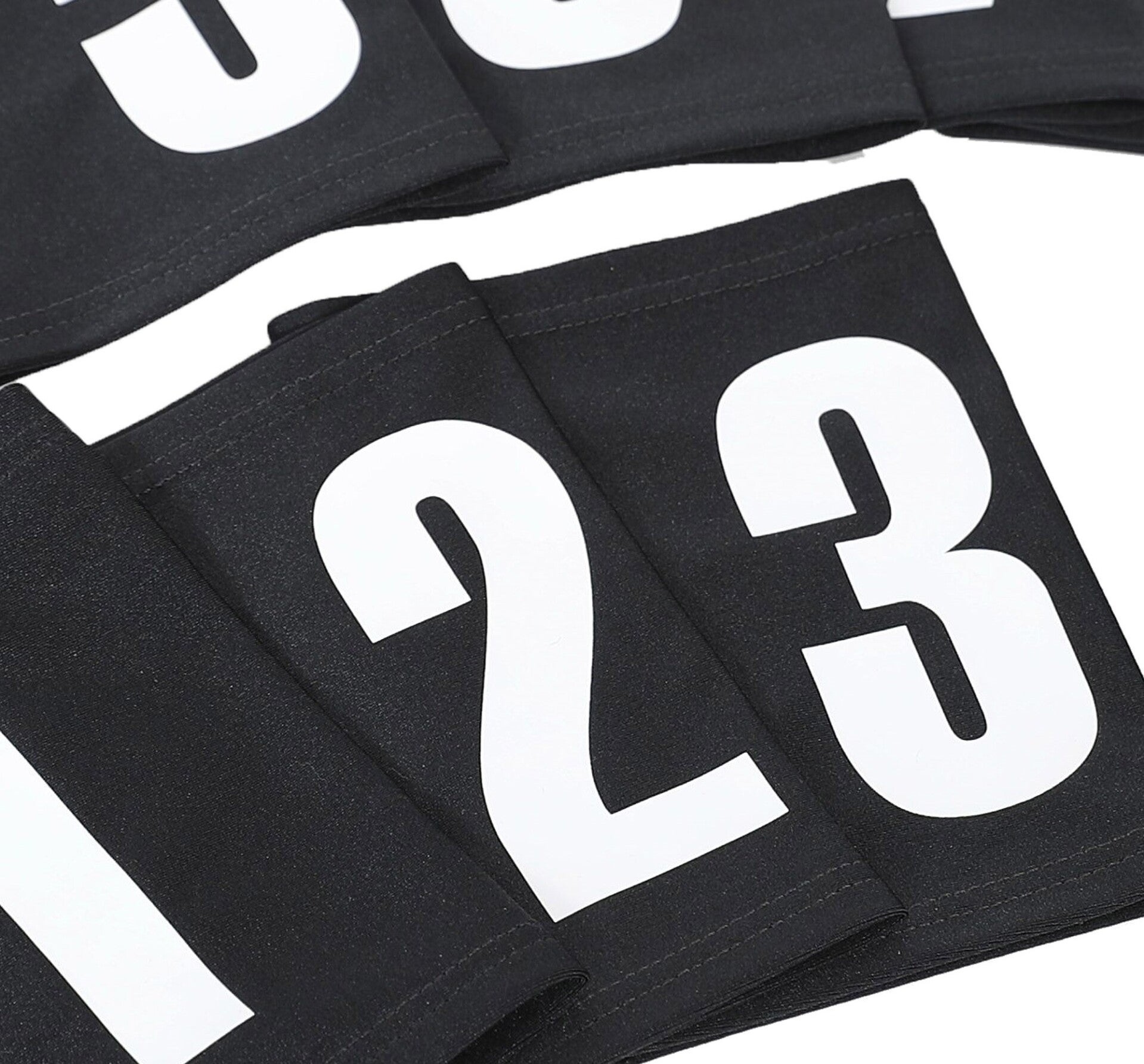 Armnummers 1 t/m 7 zwart met witte cijfers