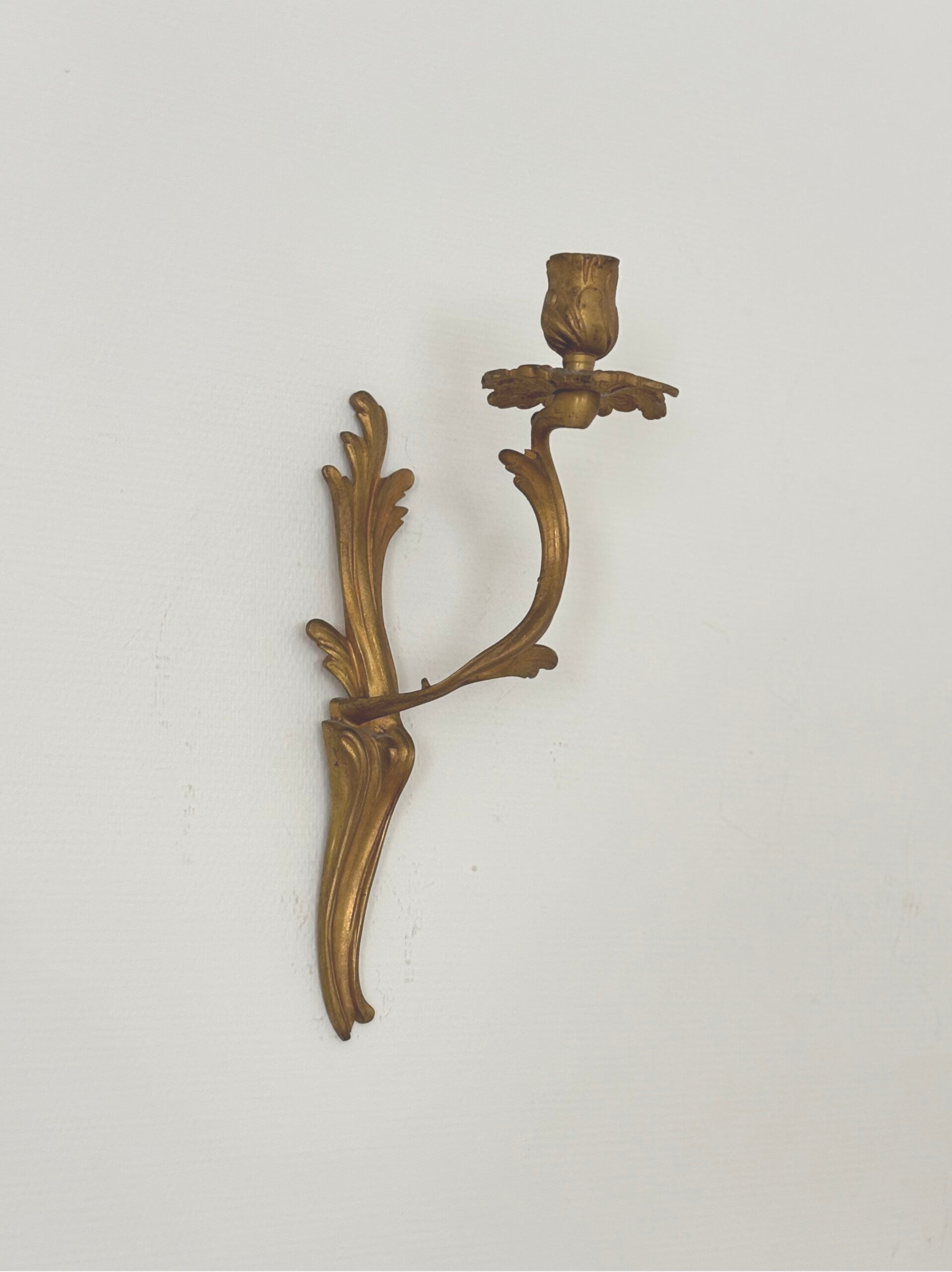 Franse wandkandelaar met sierlijke details - French wall sconce with elegant details