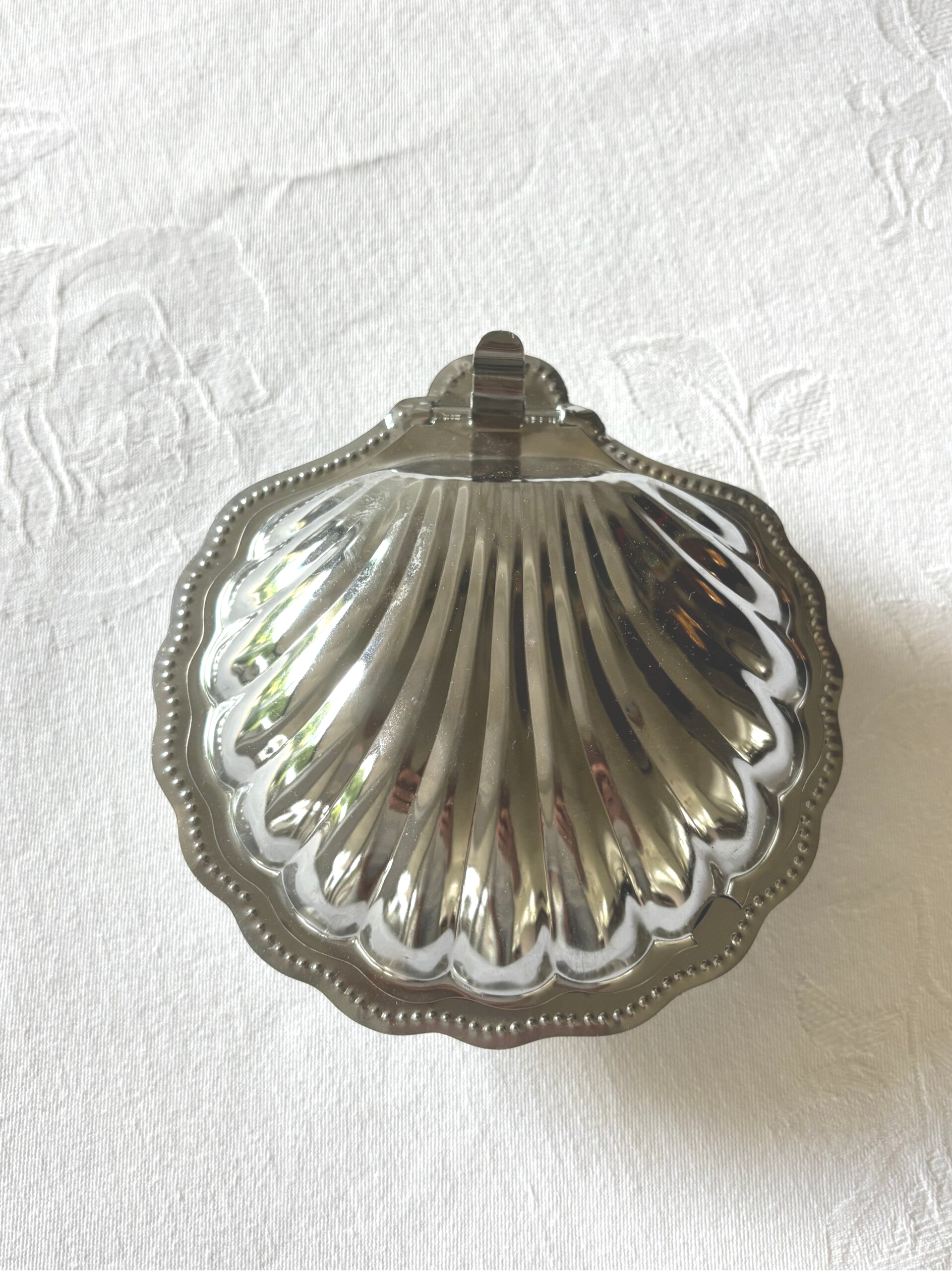 Elegante boterschelp met blauwe glazen inlay - Elegant butter dish with blue glass insert