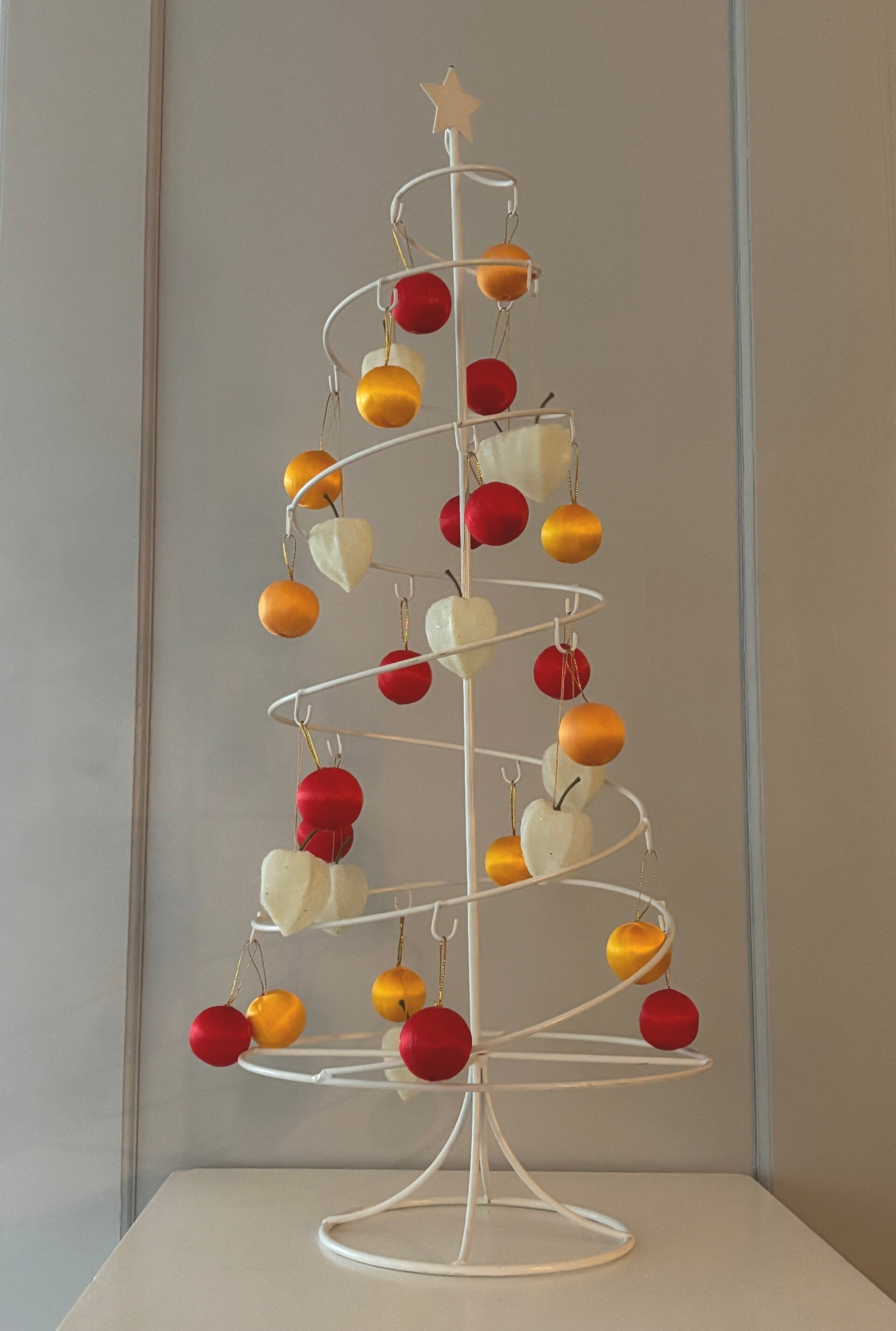 Hoge metalen kerstboom gevuld kleine ornamenten - Tall metal Christmas tree filled with small ornaments