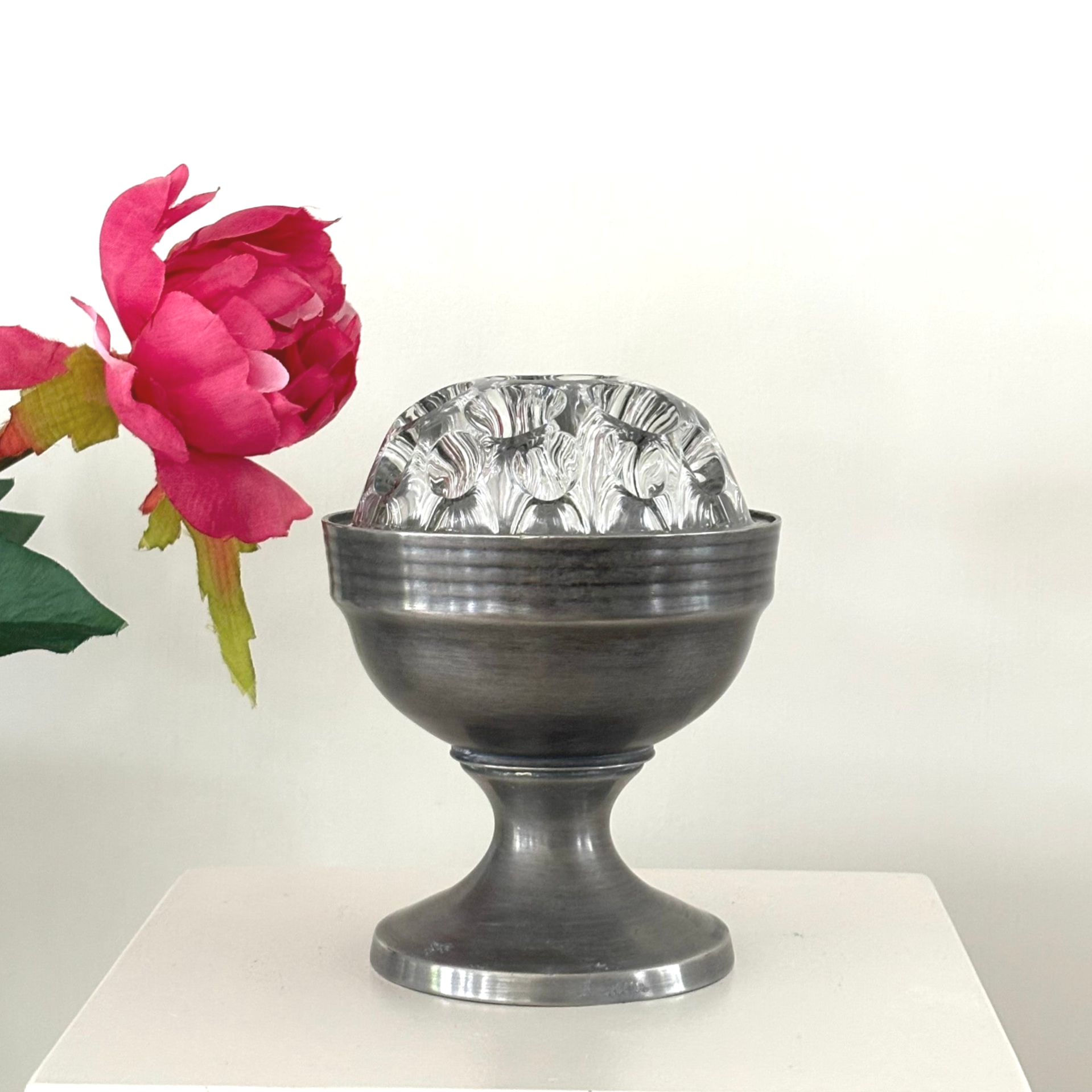 Franse pique-fleur op een tinnen voet - French pique-fleur on a pewter base