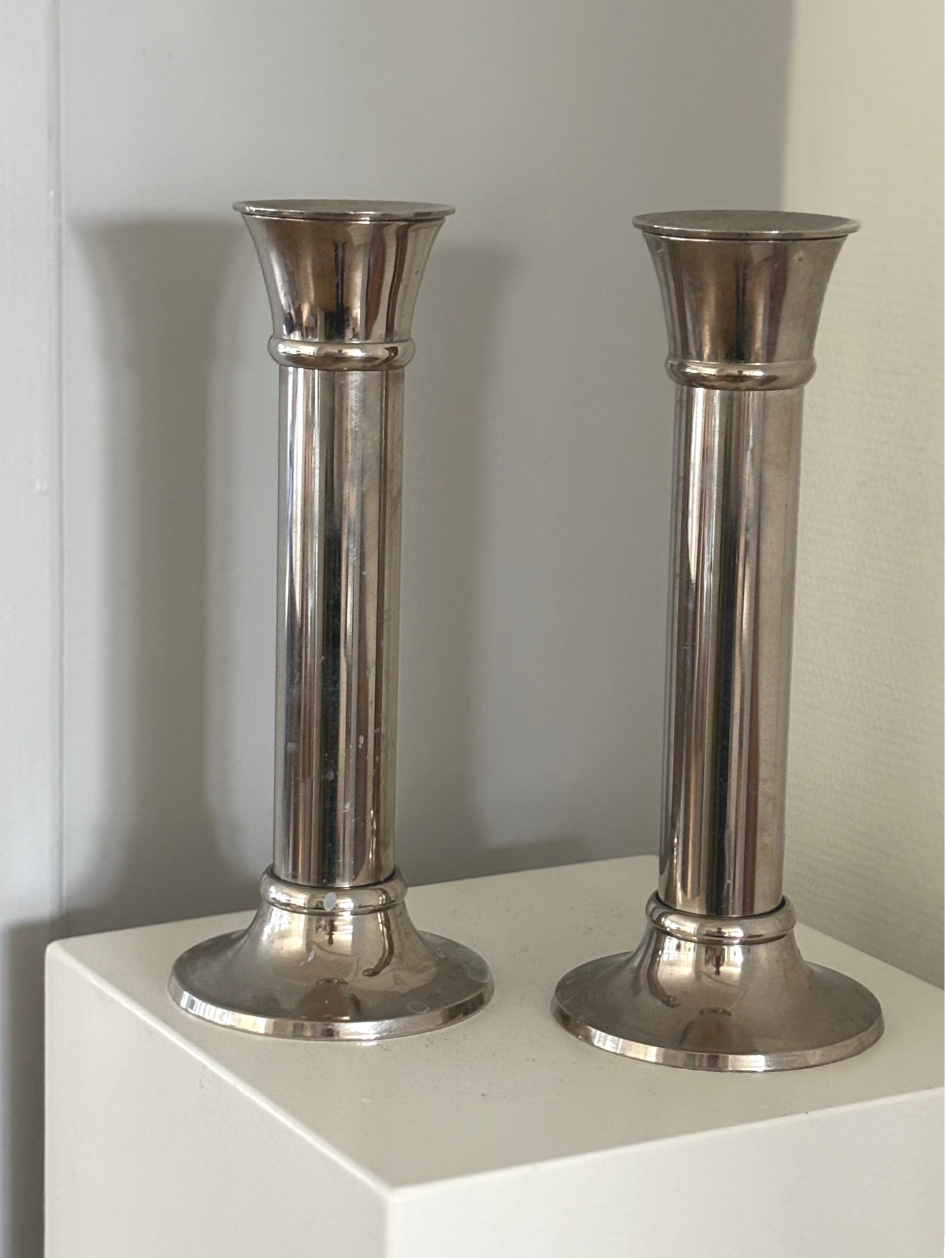 Set van twee kandelaren - Set of two candlesticks
