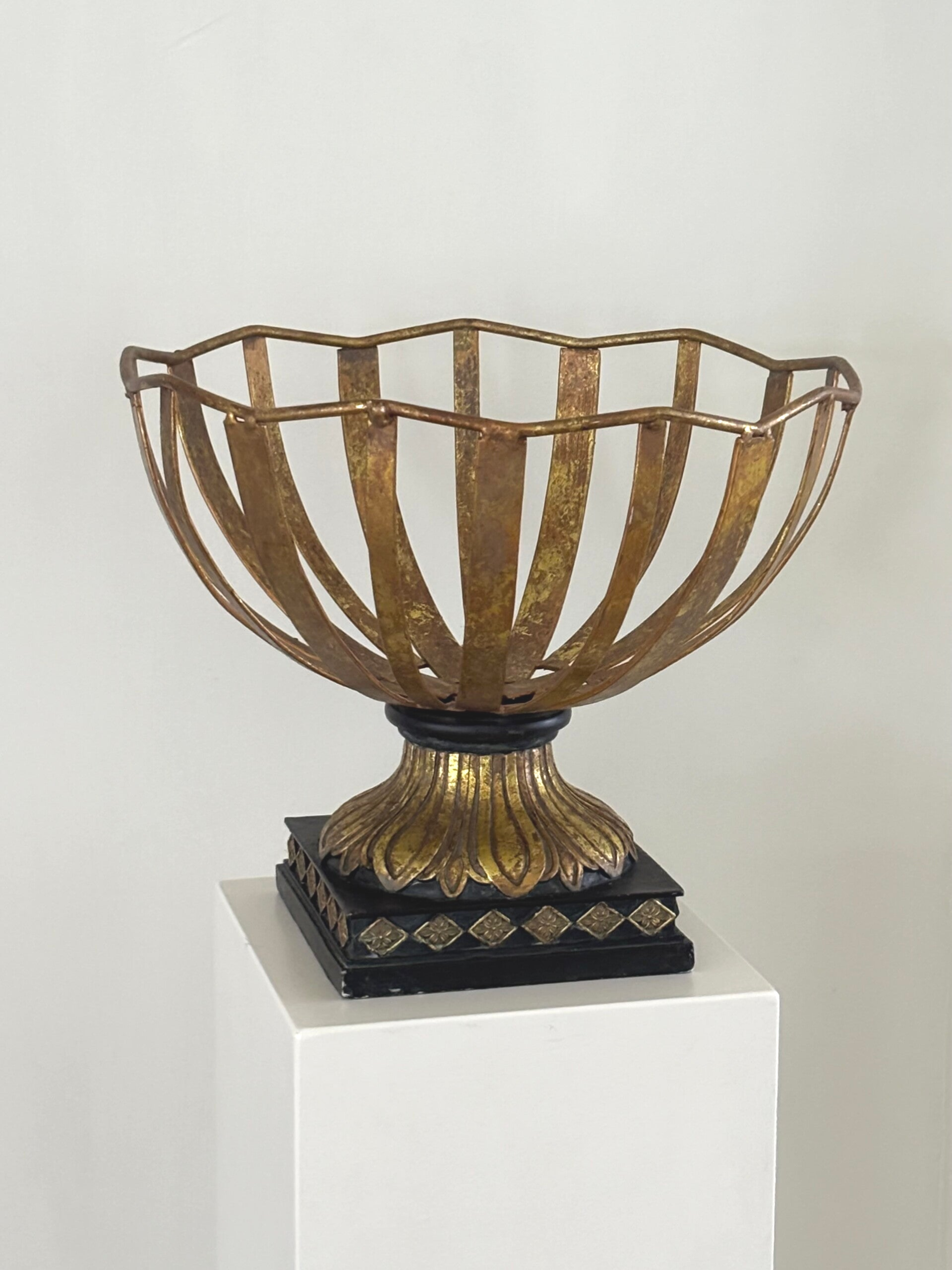 Grote schaal op voet in empire stijl - Large empire style pedestal bowl