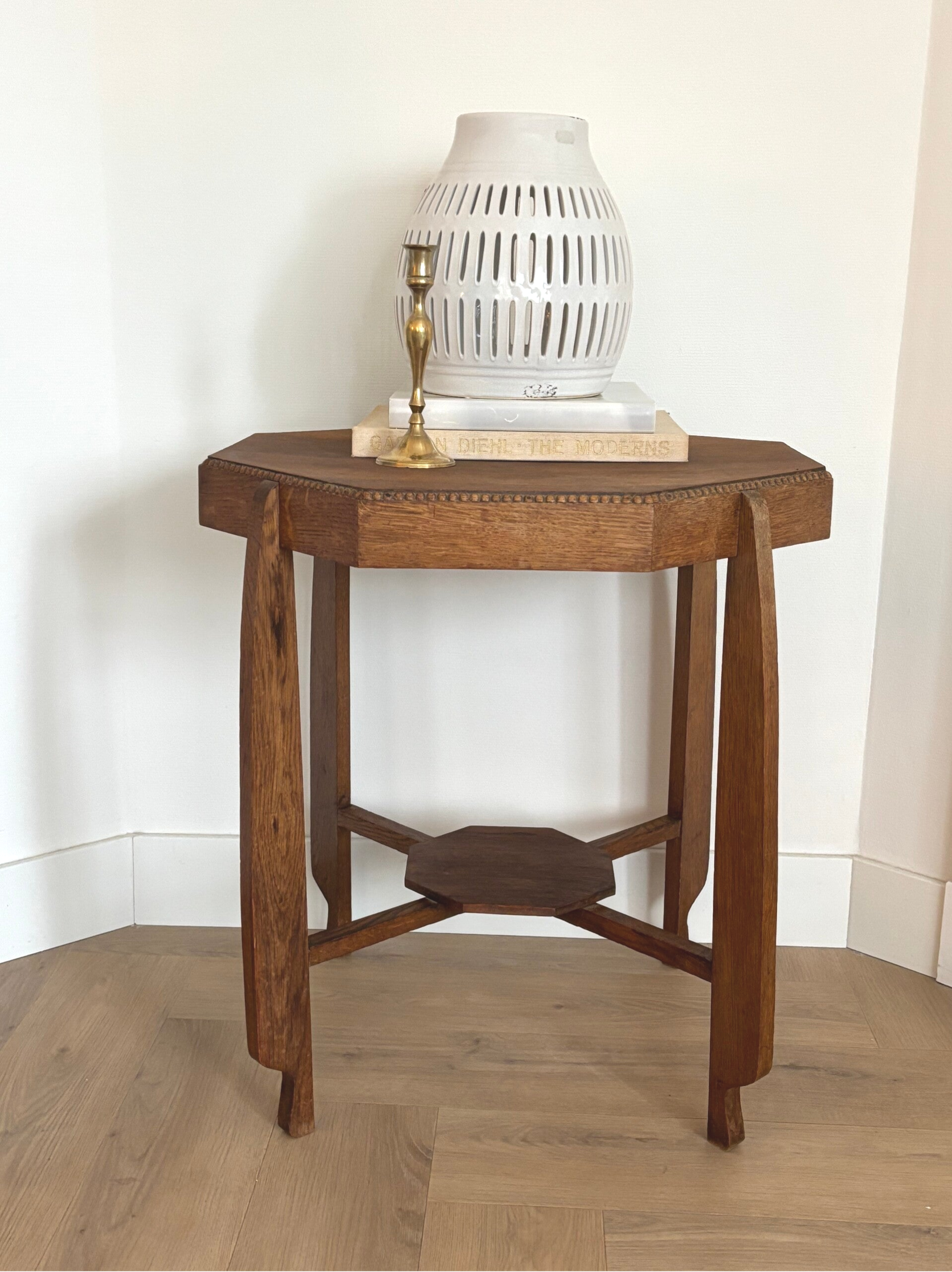 Antieke houten tafel met kralenrand - Antique wooden table with beaded edge