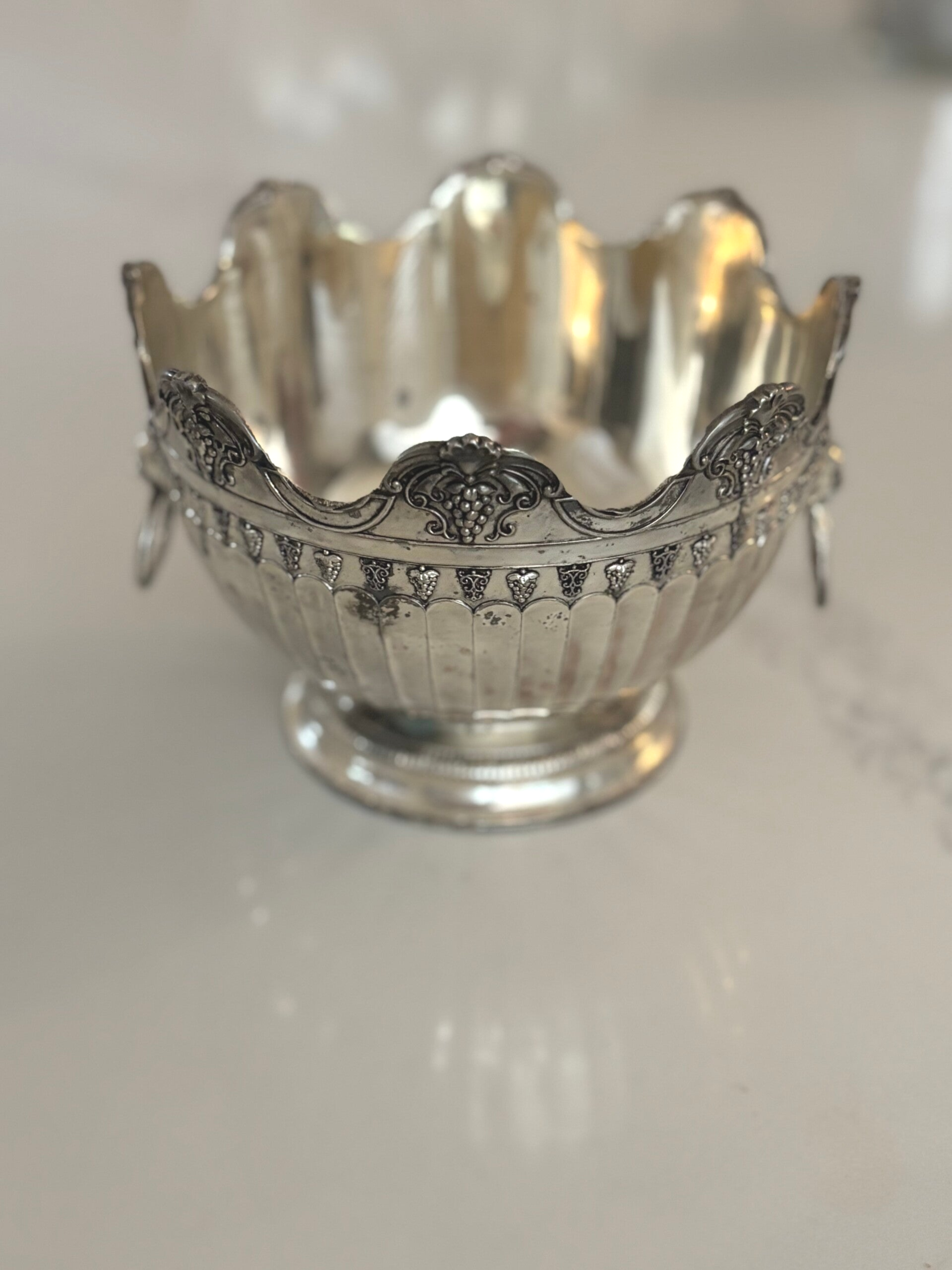 Verzilverd oud schaaltje met druivenranken - Old silver-plated dish with grapevine motif