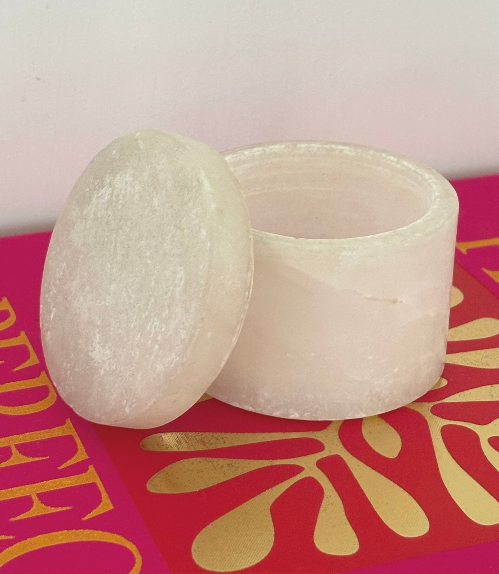 Sierlijk vintage opbergpotje van albast - Graceful vintage alabaster jar