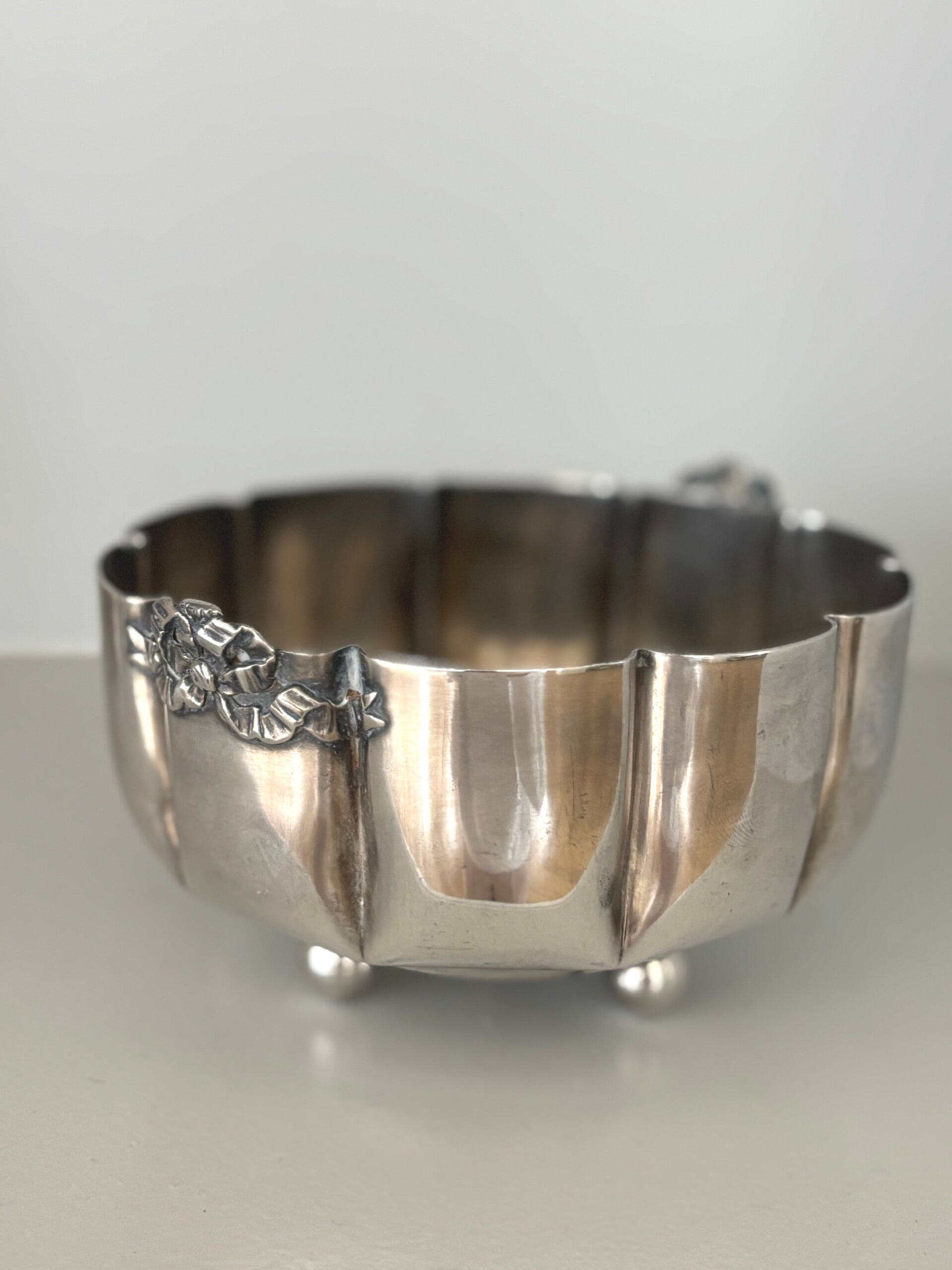 Verzilverd schaaltje met  strikdetails - Silver-plated bowl with bow details