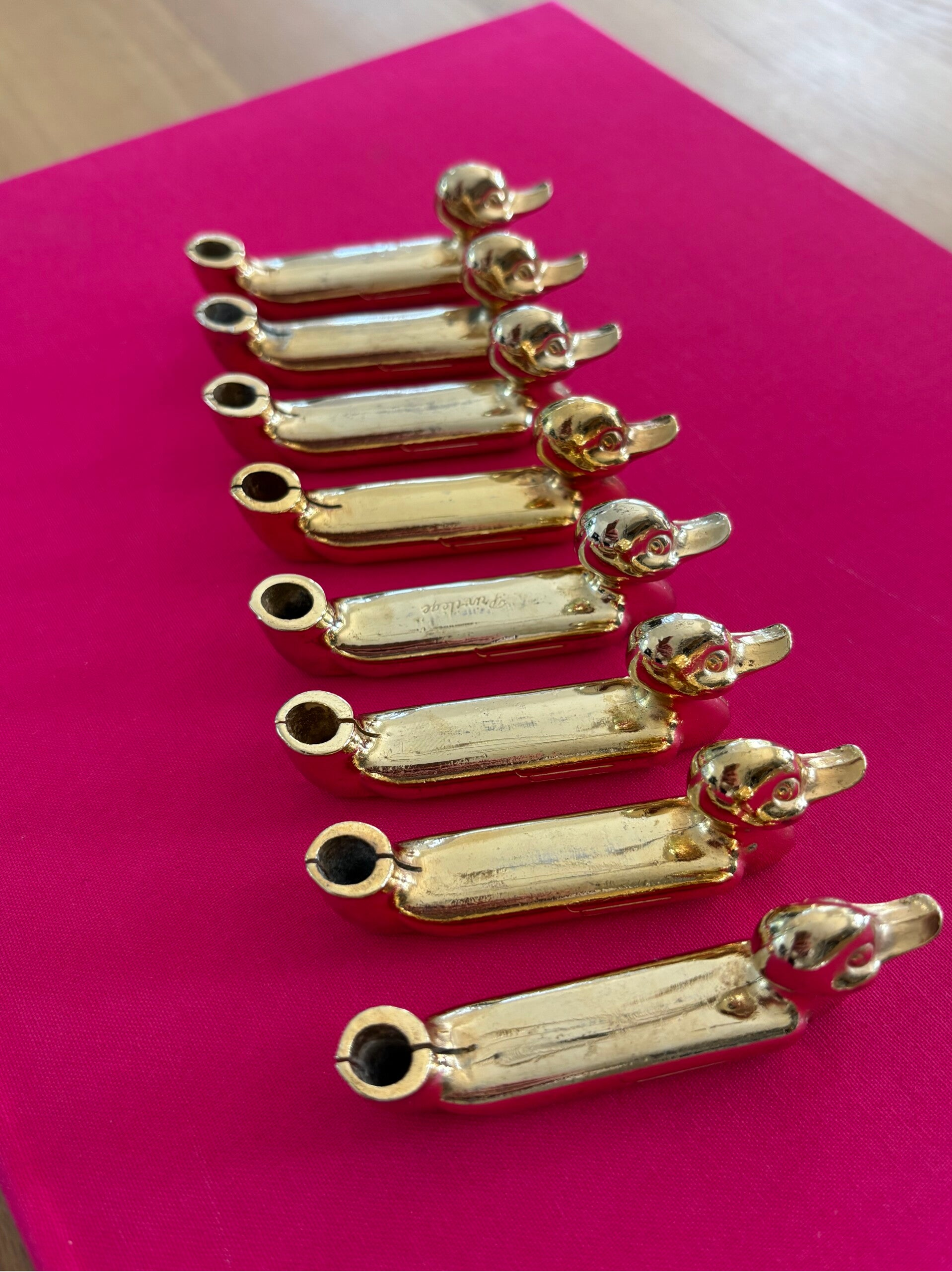 8 Goudkleurige messenleggers 'eend' - 8 Gold-colored knife rests 'duck'