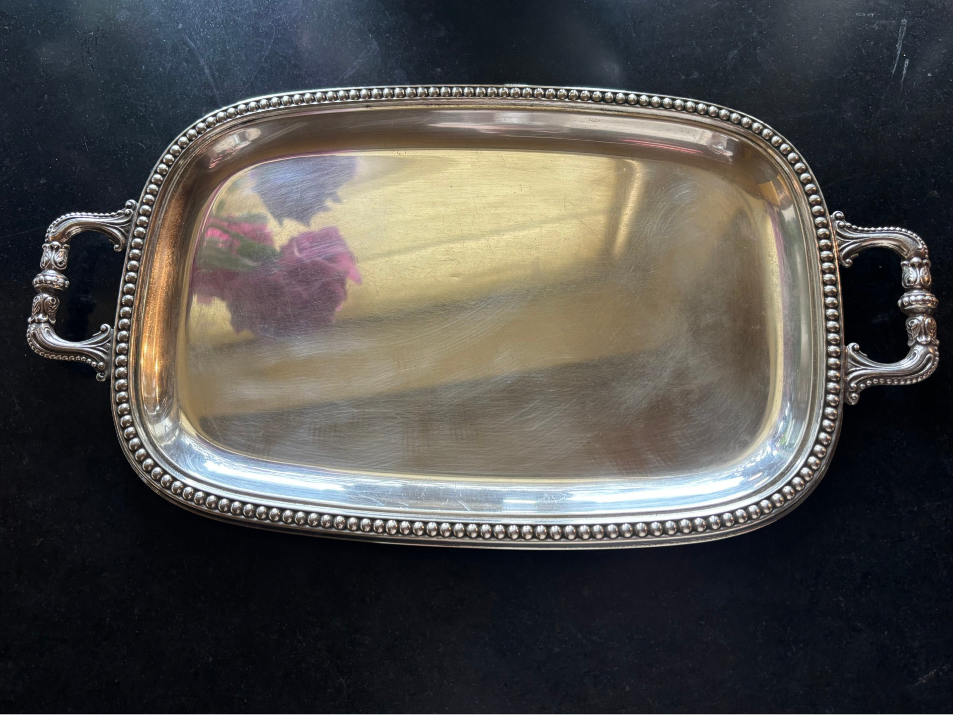Verzilverd dienblaadje met verfijnde details - Silver-plated serving tray with beautifully detailed craftsmanship
