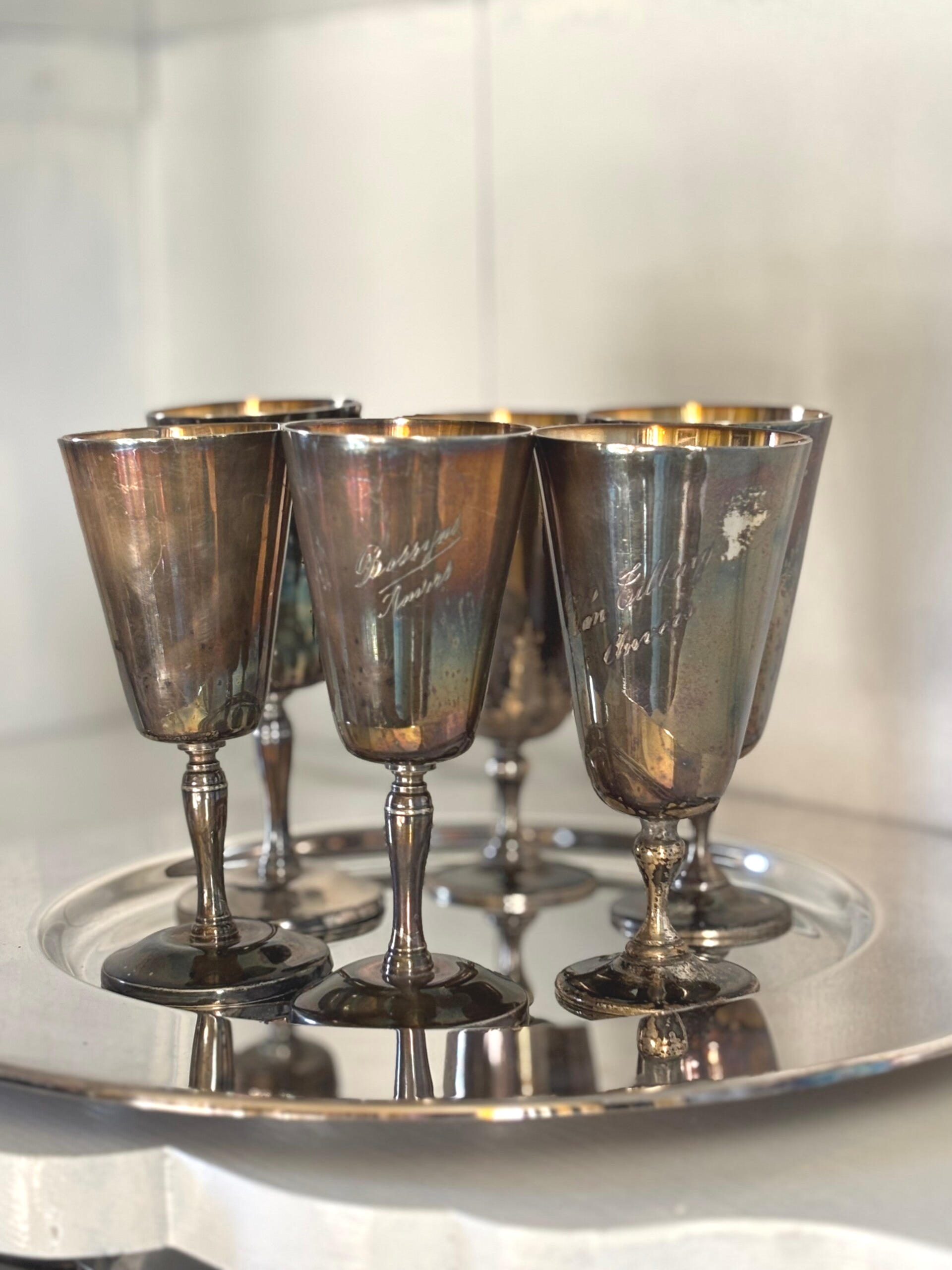 6 Verzilverde coupes op voet op serveerbord - 6 Silver-plated pedestal coupes and serving tray