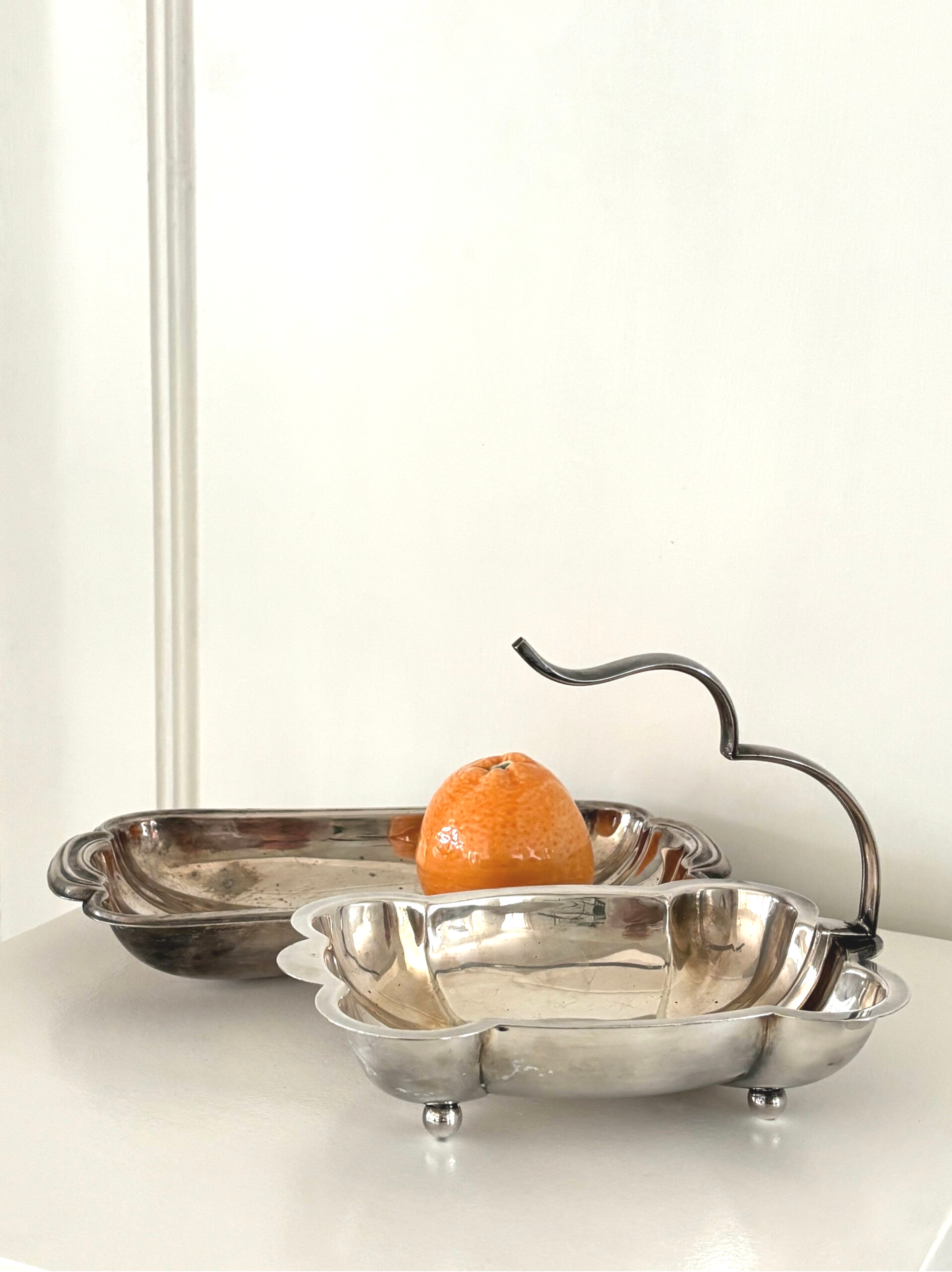 2 Verzilverde serveerschalen - 2 Silver-plated serving trays