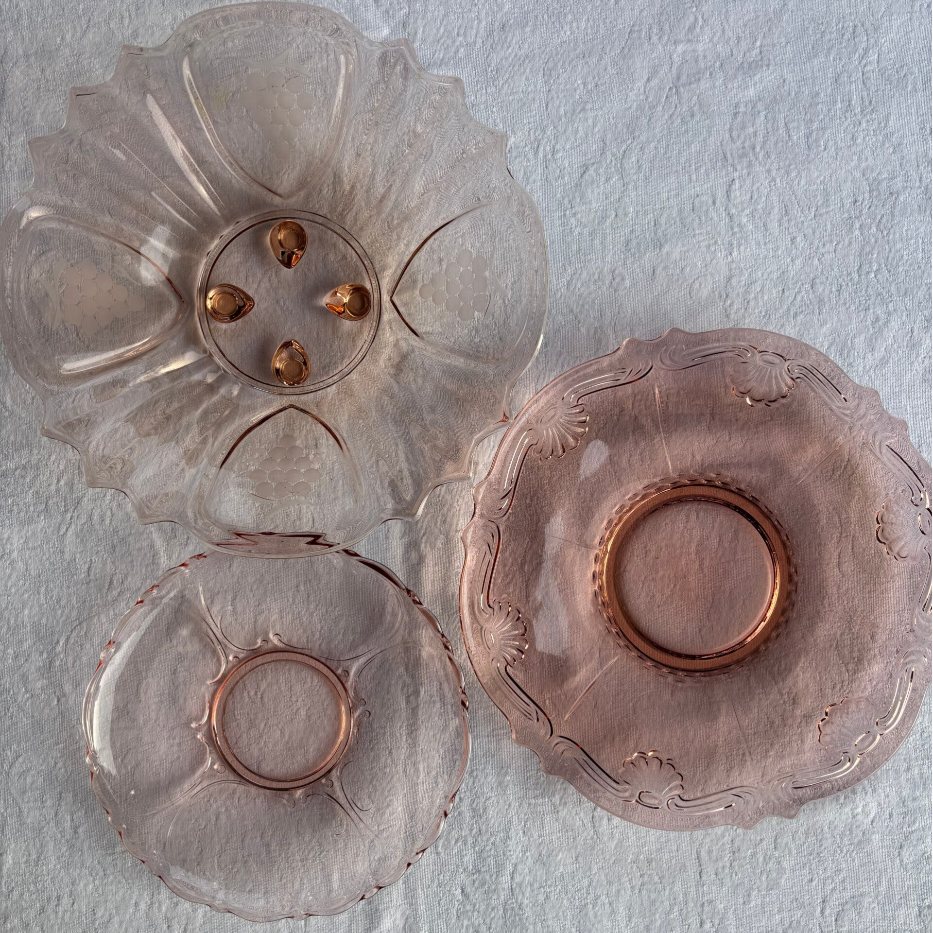 3 Roze schalen/borden van persglas - 3 Pink pressed glass bowls/plates
