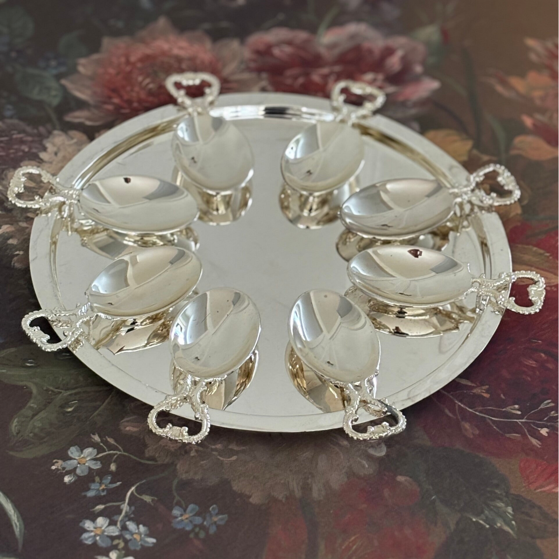 Verzilverde dienschaal met 8 bijpassende amuselepels - Silver-plated serving dish with 8 matching amuse spoons