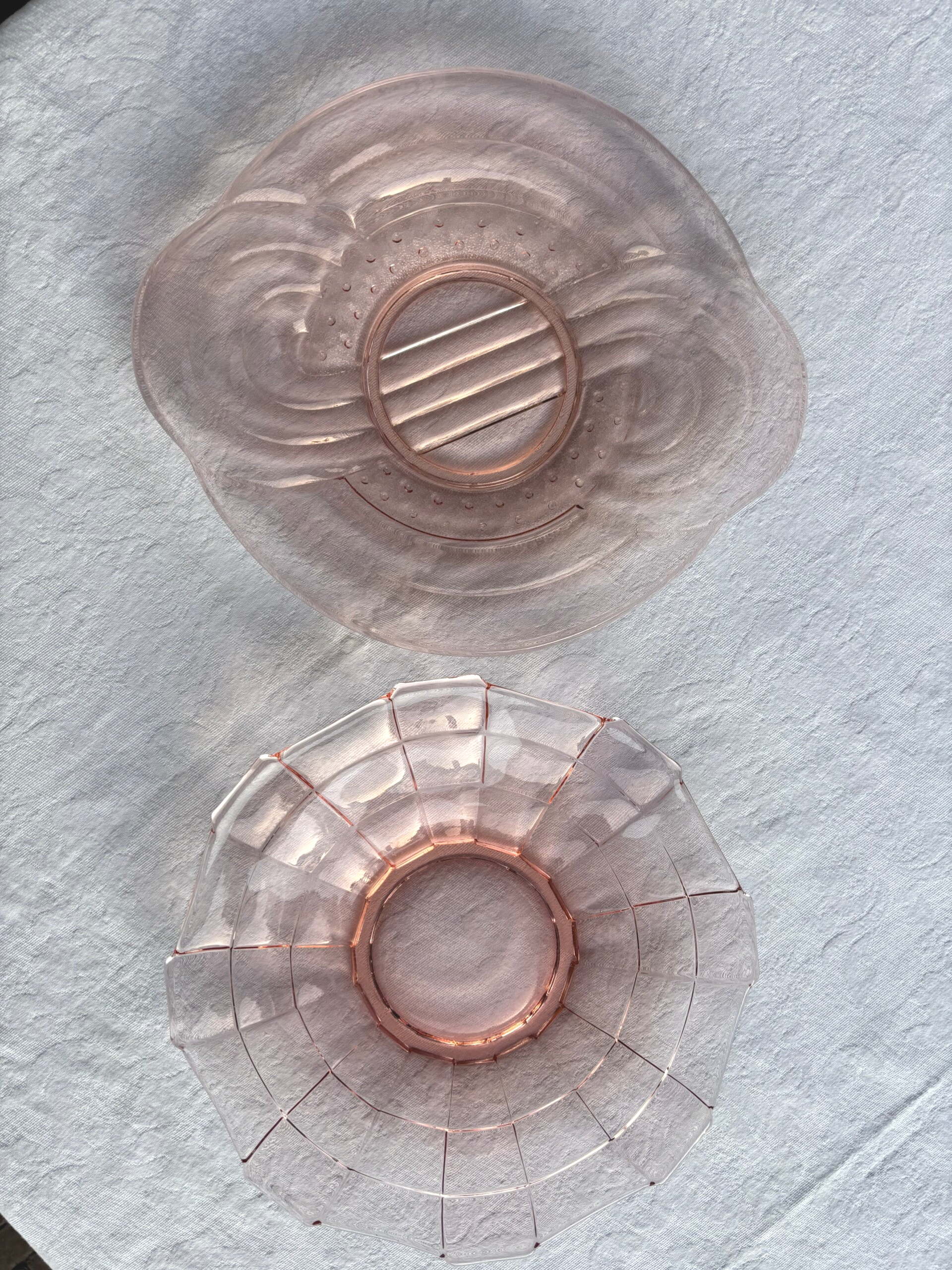 2 Roze schalen van persglas - 2 Pink pressed glass bowls