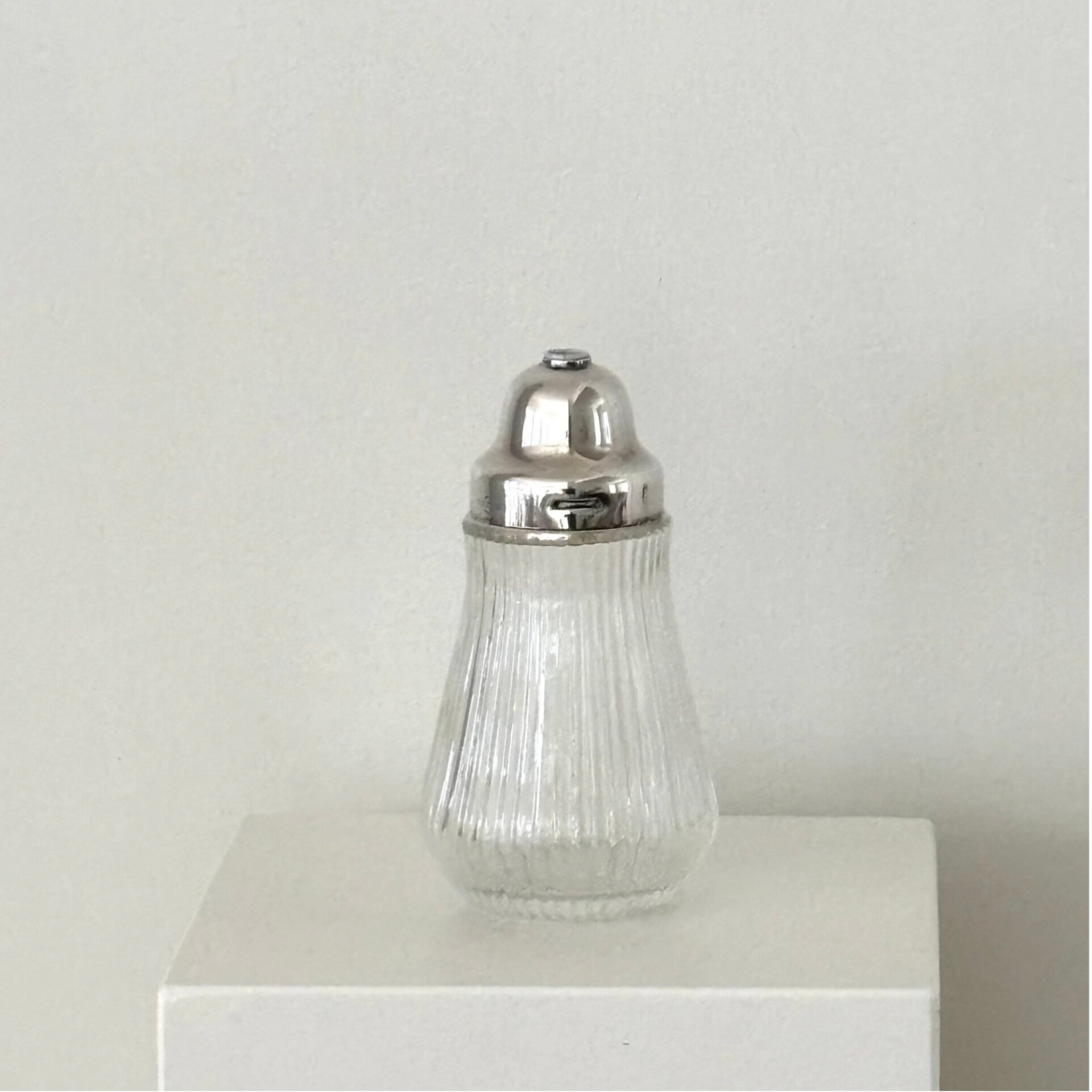 Suikerstrooier met verzilverde dop - Sugar shaker with a silver-plated lid